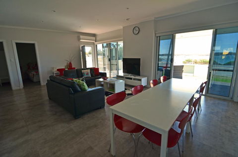 Beachview - Tourism Canberra 6