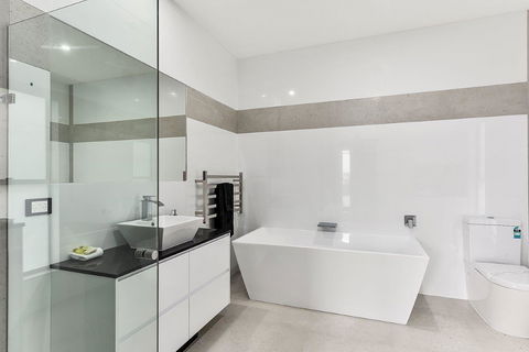 KENNEDY EXECUTIVE TOWNHOUSE - Tourism Canberra 1