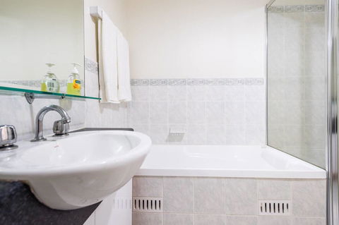 Executive 3 Bedroom Apartment + Internet + Parking - Tourism Canberra 18