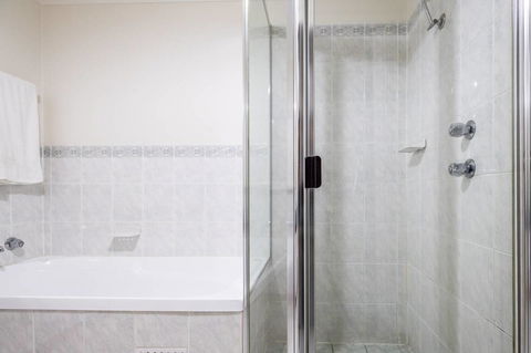 Executive 3 Bedroom Apartment + Internet + Parking - Tourism Canberra 39