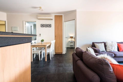 Executive 3 Bedroom Apartment + Internet + Parking - Tourism Canberra 19