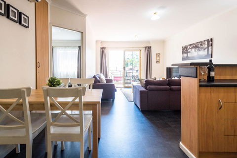 Executive 3 Bedroom Apartment + Internet + Parking - Tourism Canberra 21