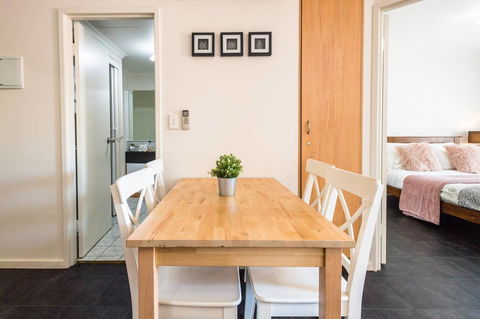 Executive 3 Bedroom Apartment + Internet + Parking - Tourism Canberra 13