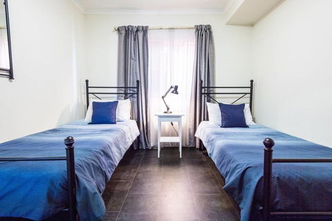 Executive 3 Bedroom Apartment + Internet + Parking - Tourism Canberra 8