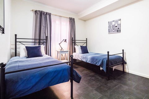 Executive 3 Bedroom Apartment + Internet + Parking - Tourism Canberra 16