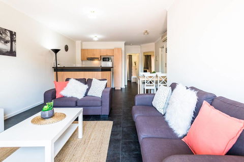Executive 3 Bedroom Apartment + Internet + Parking - Tourism Canberra 7