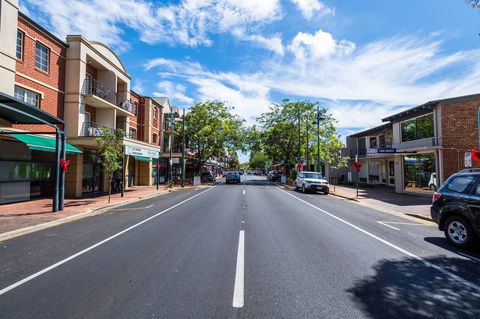 Executive 3 Bedroom Apartment + Internet + Parking - Tourism Canberra 3