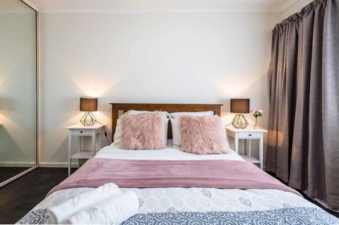 Executive 3 Bedroom Apartment + Internet + Parking - Tourism Canberra 1