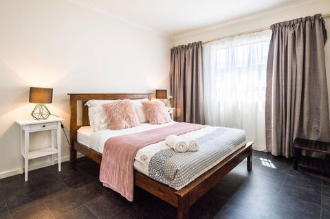 Executive 3 Bedroom Apartment + Internet + Parking - Tourism Canberra 9