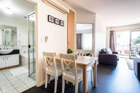 Executive 3 Bedroom Apartment + Internet + Parking - Tourism Canberra 38