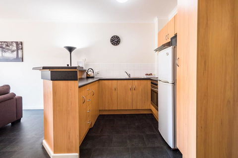 Executive 3 Bedroom Apartment + Internet + Parking - Tourism Canberra 5