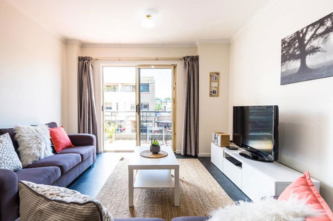 Executive 3 Bedroom Apartment + Internet + Parking - Tourism Canberra 2