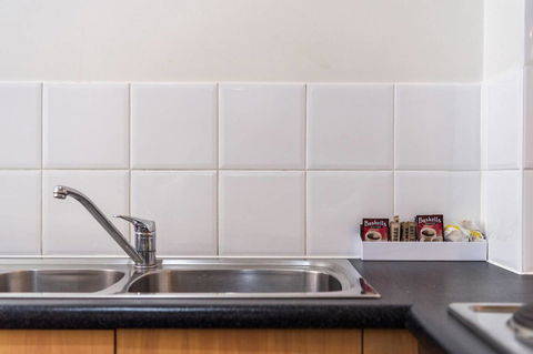 Executive 3 Bedroom Apartment + Internet + Parking - Tourism Canberra 24