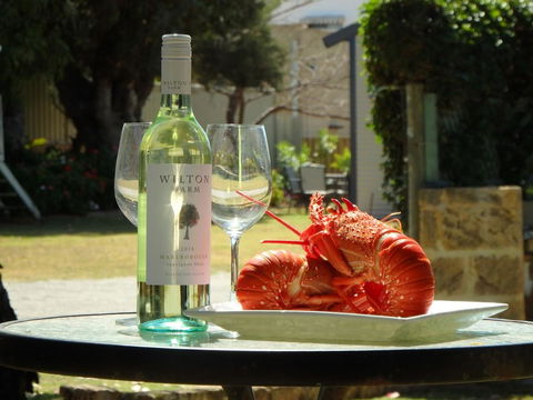 Lazy Lobster Holiday Units & Chalets - Tourism Canberra 0