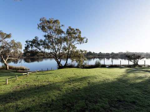 Swan River Hotel - Tourism Canberra 25