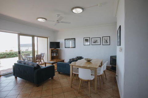 Canal Rocks Beachfront Apartments - Tourism Canberra 8