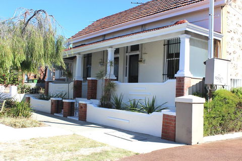 Captain\'s Heritage Cottage - Central Fremantle 2 Bedroom Historic Cottage - Tourism Canberra 0