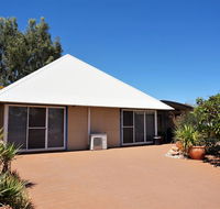 Osprey Holiday Village Unit 110 - Wake up to the birds in your 4 poster bed with a view - Tourism Canberra