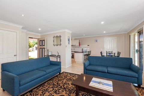 Colonial Court Villas - Tourism Canberra 20
