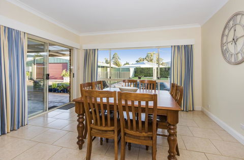 Colonial Court Villas - Tourism Canberra 15
