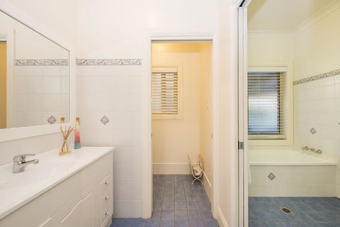 Colonial Court Villas - Tourism Canberra 6