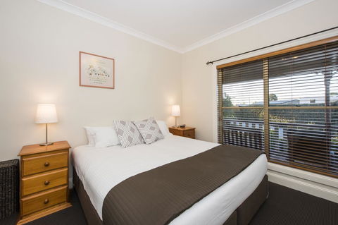 Colonial Court Villas - Tourism Canberra 11