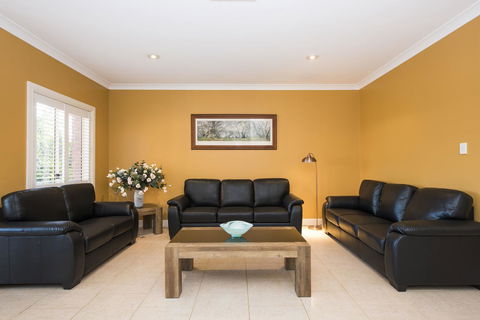 Colonial Court Villas - Tourism Canberra 16