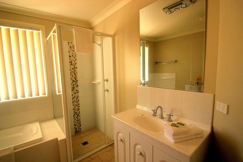 Colonial Court Villas - Tourism Canberra 29