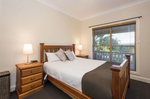 Colonial Court Villas - Tourism Canberra 12