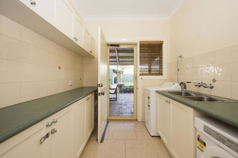 Colonial Court Villas - Tourism Canberra 7