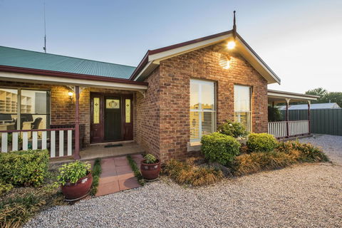 Colonial Court Villas - Tourism Canberra 1