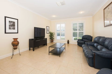 Colonial Court Villas - Tourism Canberra 8