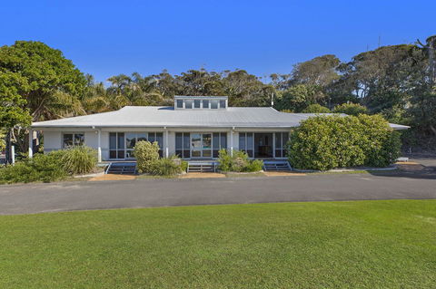 Blue Lagoon Beach Resort - Tourism Canberra 13
