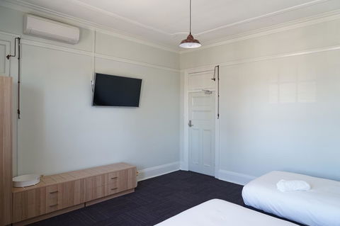 Rosehill Hotel - Tourism Canberra 4