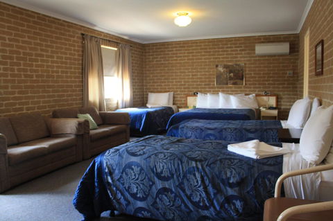 Grand Manor Motor Inn - Tourism Canberra 1
