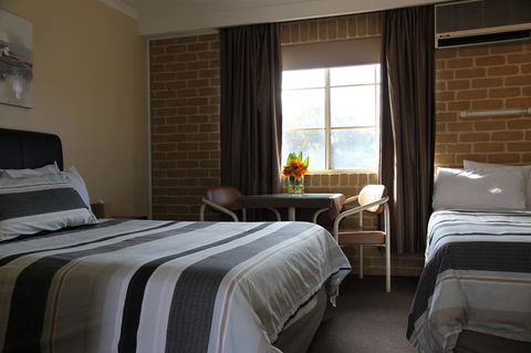 Grand Manor Motor Inn - Tourism Canberra 6