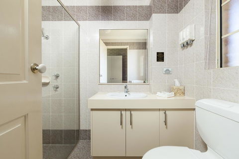 Grand Manor Motor Inn - Tourism Canberra 9