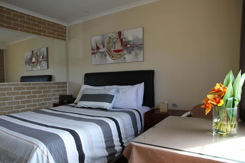 Grand Manor Motor Inn - Tourism Canberra 4
