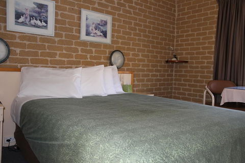 Grand Manor Motor Inn - Tourism Canberra 5