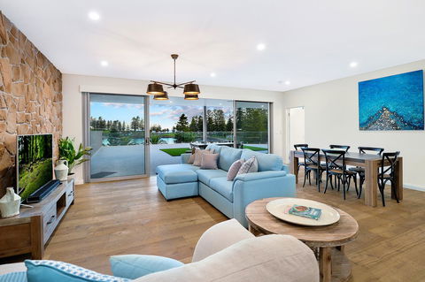 Belle Vue- Penthouse At Black Beach - Tourism Canberra 5