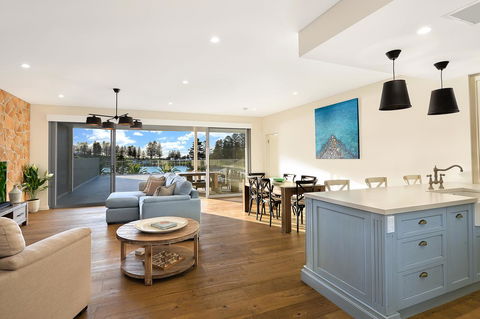 Belle Vue- Penthouse At Black Beach - Tourism Canberra 3
