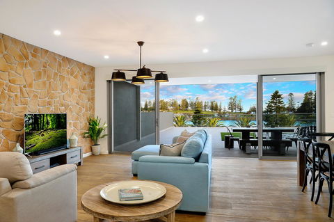 Belle Vue- Penthouse At Black Beach - Tourism Canberra 1