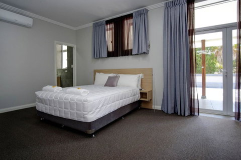 Lakes And Ocean Hotel Forster - Tourism Canberra 19