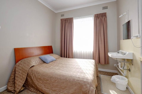 Lakes And Ocean Hotel Forster - Tourism Canberra 9