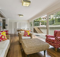 Summery spacious 4 bed home in Kurraba Point - Tourism Canberra