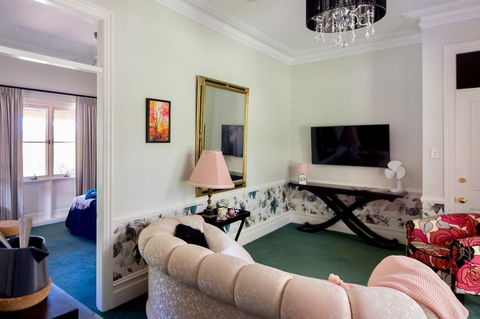 Chanticleer Gardens Barn Cottage With A Pool - Tourism Canberra 44