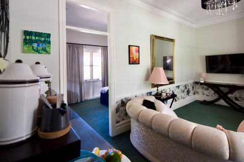 Chanticleer Gardens Barn Cottage With A Pool - Tourism Canberra 43