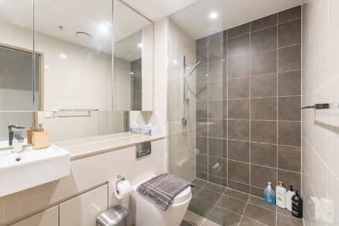 Sydney CBD Modern 2 Bedroom Apartment + Free Car Parking - Tourism Canberra 16