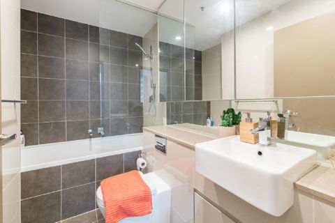 Sydney CBD Modern 2 Bedroom Apartment + Free Car Parking - Tourism Canberra 17