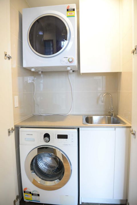 Sydney CBD Modern 2 Bedroom Apartment + Free Car Parking - Tourism Canberra 26
